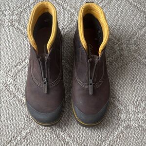 Clarks Front-Zip Winter Boots Brown Yellow Trim